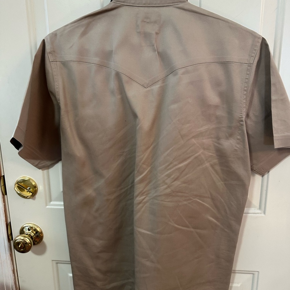 Men’s Short Sleeve Wrangler Shirt Size large.  Tan Color